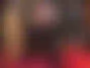 Adoración de culos, fetiche de botas, traje de látex: tu diosa en goma negra brillante exige adoración de sus botas altas, hasta los muslos de sus pantimedias hasta su trasero revestido de látex.