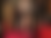 Babeo por la vista de los increíbles pies descalzos de mi amante mientras ella se burla de tu polla con sus manos desnudas.