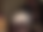 Capas sensuales que te hacen vibrar la polla. Mi ama usa medias y pantimedias negras, y luego se pone diferentes bragas de satén brillante y sexy y una minifalda, provocando con su espectacular trasero.