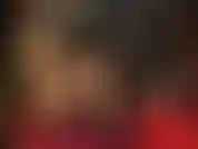 Adorador de culos en vestido de vinilo ajustado y medias doradas superbrillantes y relucientes.