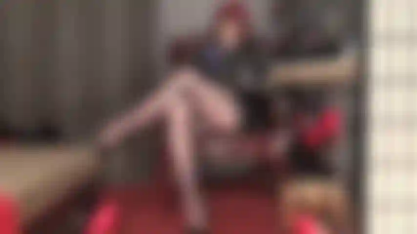 Con gafas de sol y bragas de satén ordeñadas hasta el olvido.