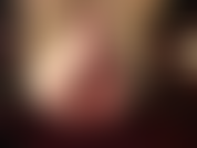 Rara foto de pies descalzos, uñas de los pies pintadas de rojo y pantimedias rotas.