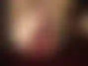 Rara foto de pies descalzos, uñas de los pies pintadas de rojo y pantimedias rotas.