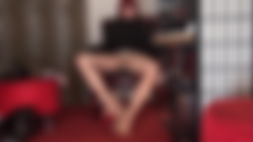 Mi sub adicta al nailon... Los pies de mi ama se aferran firmemente a tu polla de esclavo cubierta de nailon mientras su fragante refuerzo de pantimedias presiona tu cara, la saliva gotea sobre sus muslos brillantes.