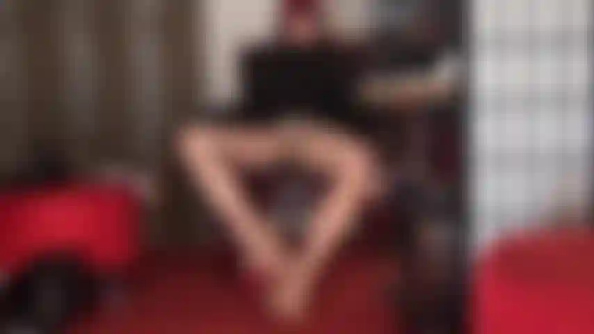 Mi sub adicta al nailon... Los pies de mi ama se aferran firmemente a tu polla de esclavo cubierta de nailon mientras su fragante refuerzo de pantimedias presiona tu cara, la saliva gotea sobre sus muslos brillantes.