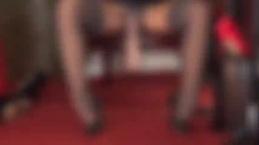 Tentación de strap-on entre las piernas en medias: medias grises sedosas sobre pantimedias brillantes te excitan tanto que incluso chuparás una polla para tu amante.