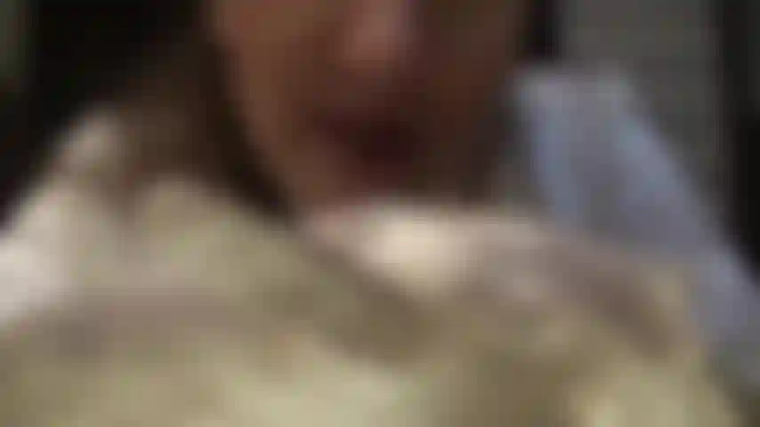 Guantes de satén color marfil y medias de liga marrones completamente confeccionadas sobre pantimedias color piel.