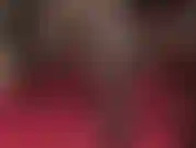 Con tacones de acero negros que brillan y cuelgan. Con medias, tacones altos y fetiche de pies.