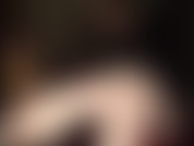 Admira mis largas y sensuales piernas con medias y ligueros vintage, mis hermosos pies con medias de nailon y tacones. Observa cómo me quito lentamente estas medias para llegar a mis pies y piernas descalzos.