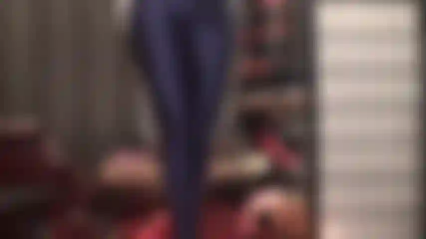 Curvas de spandex preciosas que suplican ser adoradas enfundadas en medias de spandex azul marino y satén blanco.