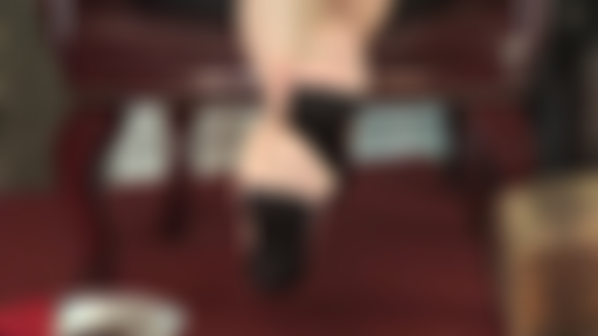 Los dedos de los pies se mueven en medias con costuras color piel: los dedos transparentes de estas medias te hacen agua la boca mientras que la suela es de un negro sólido que invita a lamerla.