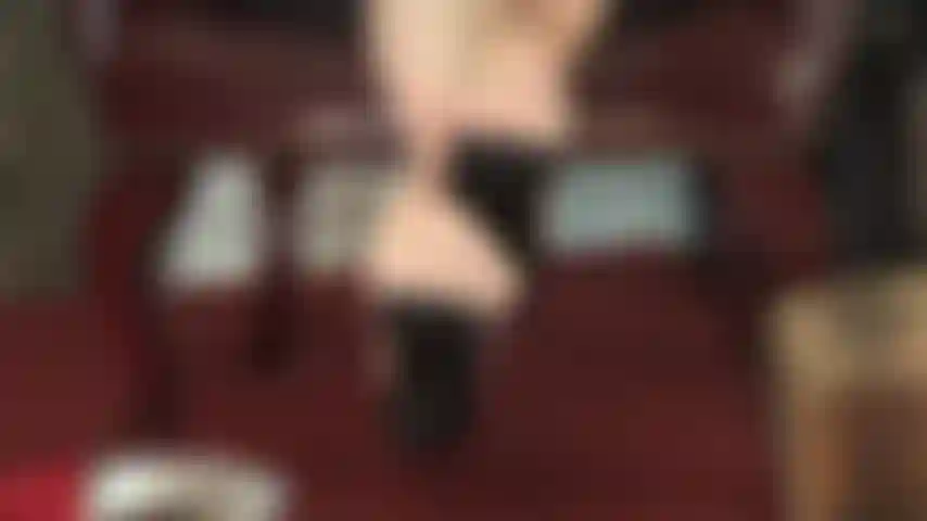 Los dedos de los pies se mueven en medias con costuras color piel: los dedos transparentes de estas medias te hacen agua la boca mientras que la suela es de un negro sólido que invita a lamerla.