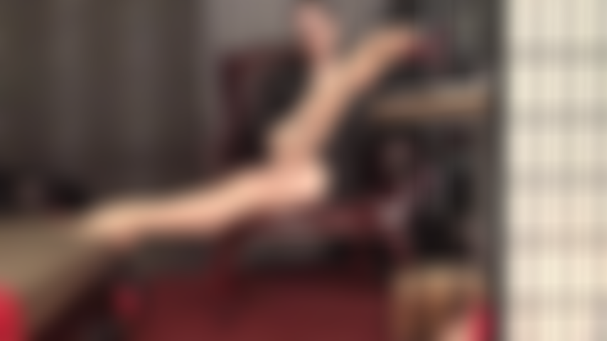 Débil por las piernas y los pies de la amante vivian: disfruta de esta provocación sensual en medias color nude brillante, con y sin mules de cuero negro.