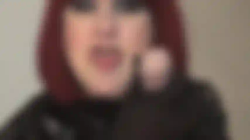 Bisexual forzada. Boca abierta, lengua afuera: tu ama de pollas te exige que chupes tu primera polla, ciertamente no la última... Tu viaje como mi puta de pollas apenas comienza.