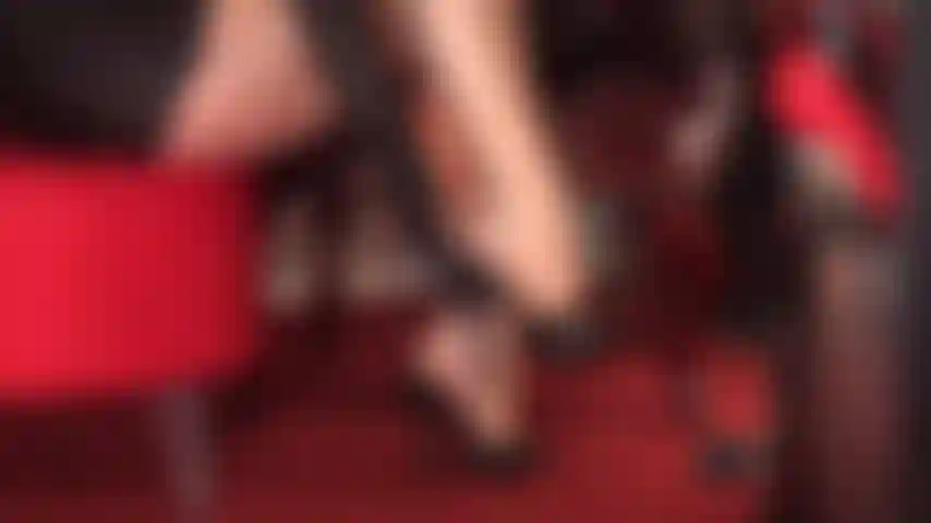 Las medias color canela brillante y las mules de cuero siempre han sido tu mayor debilidad.