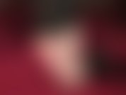 Pie descalzo pisoteando un consolador negro.