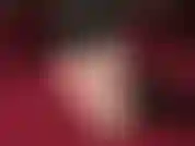 Pie descalzo pisoteando un consolador negro.