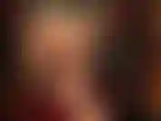 Ama se burla con medias de color lavanda muy transparentes, mostrando su trasero revestido de nailon y sus suaves pies en medias.