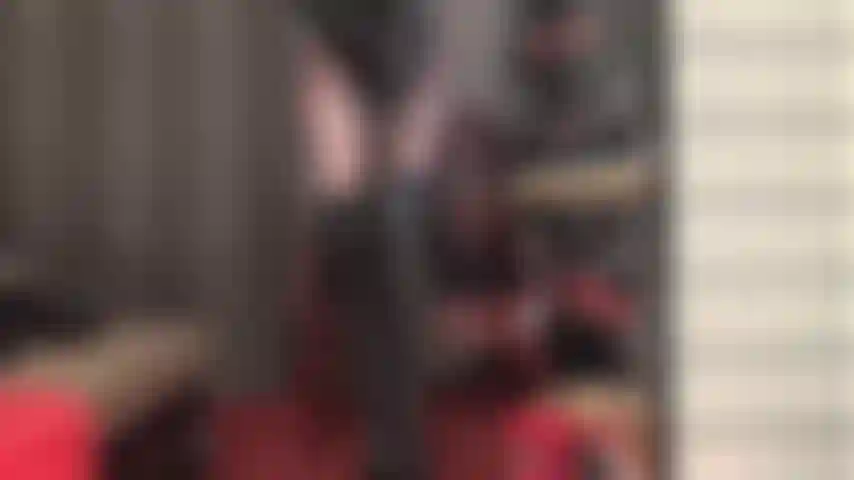 Adoro botas y guantes de cuero negro: la amante se entrega a su fetiche por el cuero negro con un par de botas de tacón alto hasta el muslo y guantes extra largos.