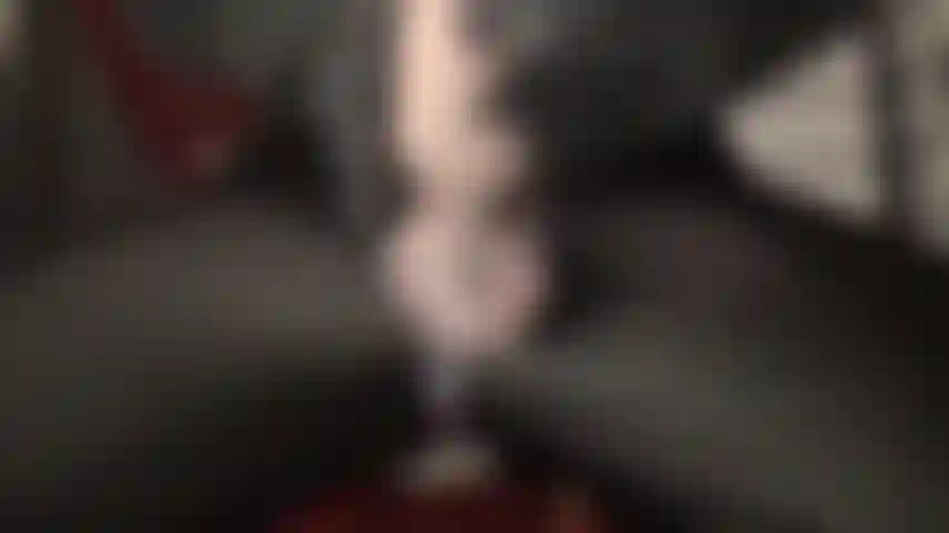 Strap-on blanco grueso y escote provocativo: la amante te hace tener hambre de esa carne blanca y gruesa.