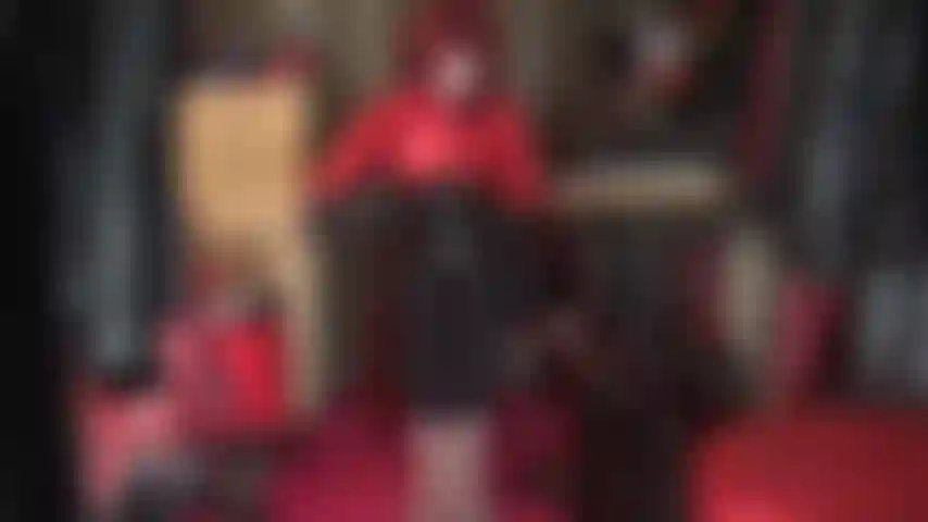 Cógeme los muslos, esclava! La ama vivian te ordeña entre sus leggings de licra y con sus guantes de cuero negro, no solo para azotarte el trasero desnudo mientras estás inclinada sobre mi rodilla, follándome las piernas...