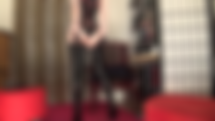 Aguanto esta dura paja con la amante vivian vestida de goma negra brillante, muchos azotes y juegos de respiración, asfixiada por mi mano enguantada de látex... Tal vez te deje correrte sobre mis botas.