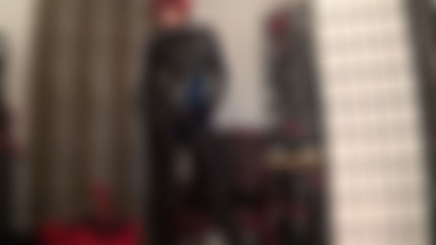 Mi ama combina medias de licra negra brillante con un body holográfico negro. Un elegante atuendo fetichista al que simplemente no podrás resistirte. Te acaricias mientras los guantes de cuero acarician sus curvas...