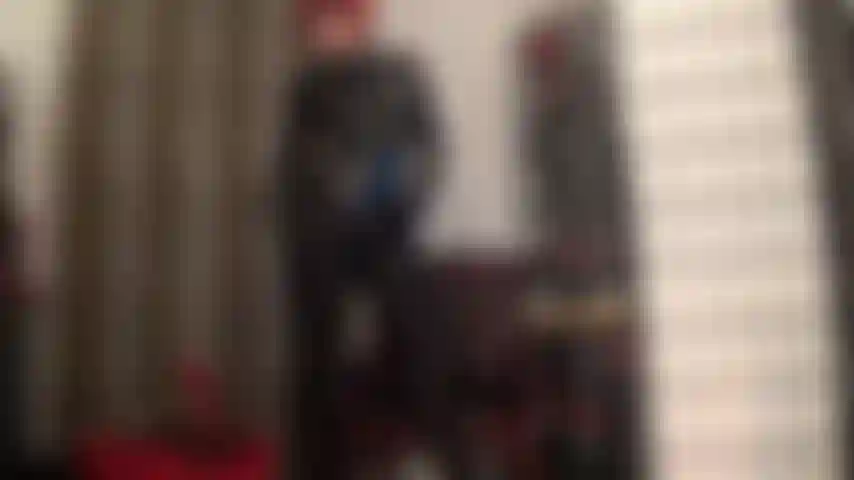 Mi ama combina medias de licra negra brillante con un body holográfico negro. Un elegante atuendo fetichista al que simplemente no podrás resistirte. Te acaricias mientras los guantes de cuero acarician sus curvas...