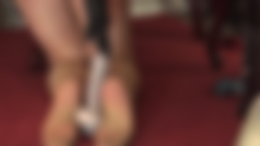 Trabajo de pies con medias mojadas y sucias al revés usando mucha saliva en los pies y un consolador.