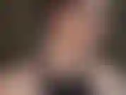 Disfruta de tu fetiche por los guantes de satén sedoso, suaves y brillantes. Mi ama te provoca con dos pares de guantes largos de ópera, dorados y champán.