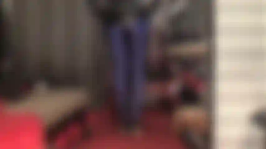 Medias de spandex azul marino y pvc - lycra tan suaves y brillantes, la amante se burla con sus pies, piernas y culo en este par de pantimedias brillantes.