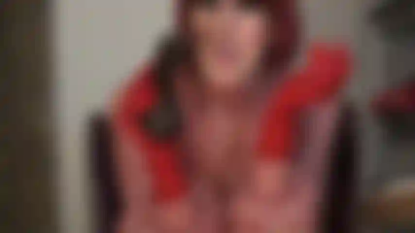 Tu diosa del látex te hace adorar una polla negra enorme. Mi amante te hace desear esta gran polla negra. Inhala su aroma masculino, sus bolas sudorosas, hasta su culo, mete tu nariz, deja que su polla descanse en tu cara, rogándole que te la dé.