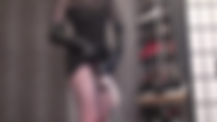 Mistress esconde un gran y sabroso strap-on debajo de su ajustado vestido ajustado; te excita mucho su deliciosa polla blanca curva de 9 pulgadas.