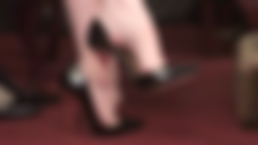 Descalza colgando, juego con zapatos de tacones de aguja altos: nada pone tu polla tan dura y excitada como los increíbles pies descalzos de la amante.