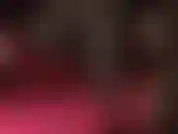 Primer plano sexy colgando: la amante vivian se burla con sus hábiles dedos de los pies y el juego de zapatos, sabiendo que te encantaría chuparlos.