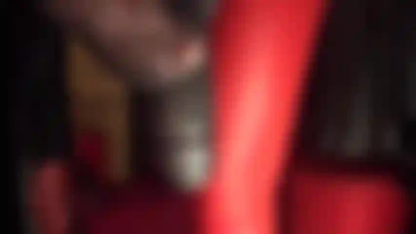 Amante de los pies y prostituta con arnés, siendo penetrada por los pies de nailon de mi ama. Mi ama me provoca con su enorme polla negra y sus sensuales pies en medias antes de pisotear y patear un consolador blando.