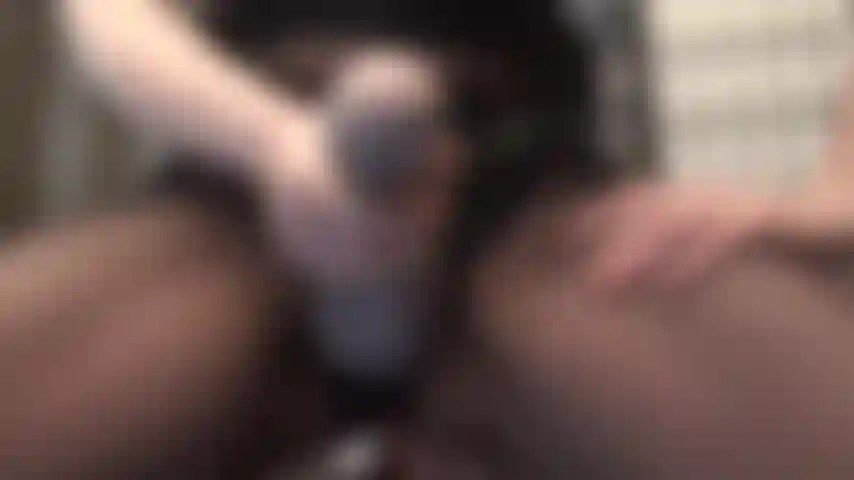 Un sabroso strap-on empapado en saliva es lo que la amante te ordenó chupar.