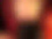 Estas bragas de satén rojo intenso bajo unas medias brillantes te vuelven loca. Te encantaría sentir su sedosidad, olerlas, el culo y los pies de mi ama en tu cara; incluso chuparías una polla.