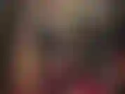 Un strap-on negro enorme, botas altas de cuero, un bulto enorme de polla en la falda. Te veo babear mientras esta polla negra gigante se asoma por debajo de mi falda. Estás deseando que te la folle.