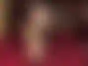 Adoración de pies descalzos con tacones colgantes y juegos de zapatos en brillantes charol.