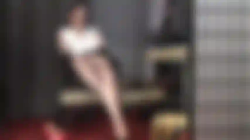 Las piernas cruzadas en medias son tu mayor debilidad. Te pones muy duro viendo a mi amante cruzar y descruzar sus torneadas y brillantes piernas de nailon una y otra vez.