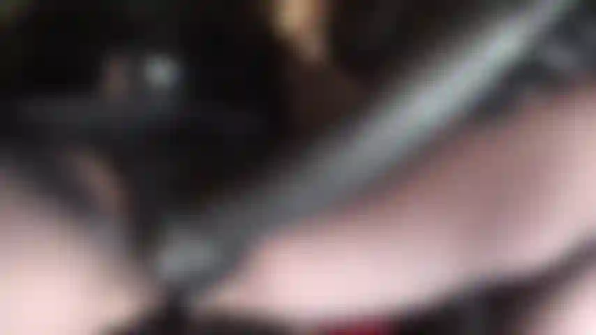 Una enorme polla negra goteando saliva forzada a tragarte la garganta te hace sentir náuseas y asfixia, rogando por aire mientras suplicas que la penetre más profundo. ¡Eres ese tipo de puta hambrienta de pollas!