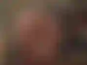 La ama te mira mientras adoras su fantástico culo redondo en medias marrón oscuro y una gran polla blanca.