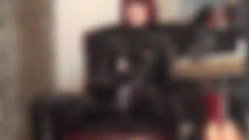 Dominación con strap-on. Mi ama, vestida con un catsuit fetichista de pvc negro brillante, hace que su enorme y sabrosa polla luzca aún más deliciosa para ti. Solo anhelas sentir esa polla descansando sobre tu cara mientras chupas los huevos de mi ama.