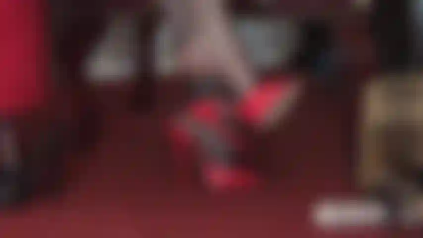 Mis mulas de tacón de aguja rojo provocan tu polla de esclava.