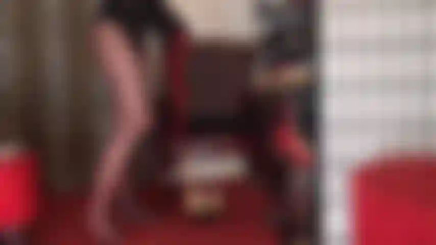 Medias rojas con una polla negra gigante entre ellas para que la chupes, mi puta. Eso te excita, ¿verdad? Metamos esa polla pequeña en una media mientras complaces a esa polla grande y te frotas por toda esa polla negra.