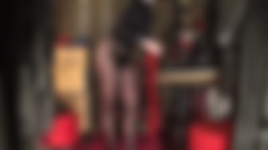 ¡Guau, cuántas capas brillantes de medias y pantimedias! Tu diosa de nailon me provoca con el culo, las piernas y los pies en medias brillantes.