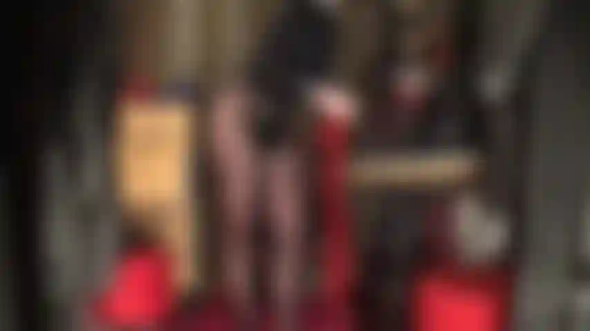 ¡Guau, cuántas capas brillantes de medias y pantimedias! Tu diosa de nailon me provoca con el culo, las piernas y los pies en medias brillantes.