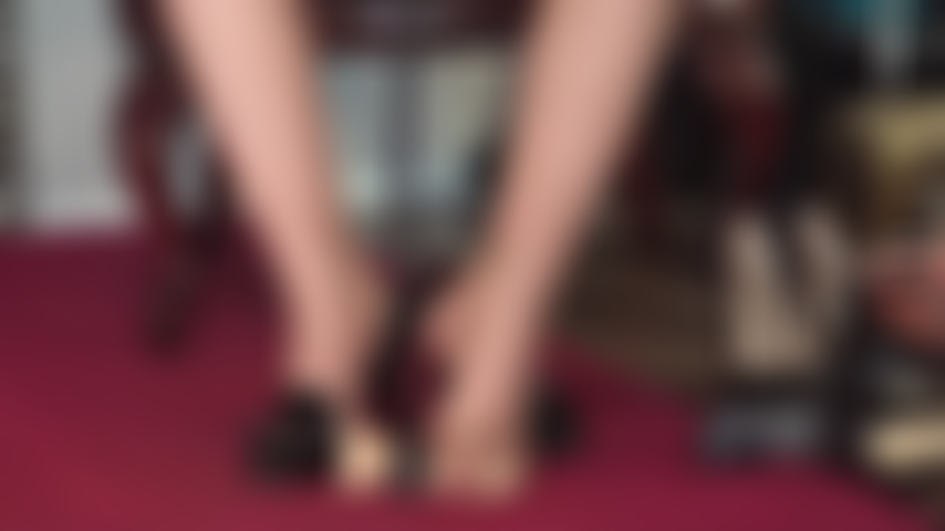 Pisoteo, medias, fetiche de pies, saliva... Tu amor por mis pies es innegable. Mis dedos cubiertos de nailon, llenos de saliva, exprimen hasta la última gota de tu polla.