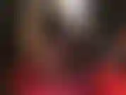 Vestida con medias de colores: la amante muestra su colección de medias de nailon de colores, cambiando a verde bosque, luego a azul, combinadas con camisa y corbata, falda lápiz y tacones peeptoe.